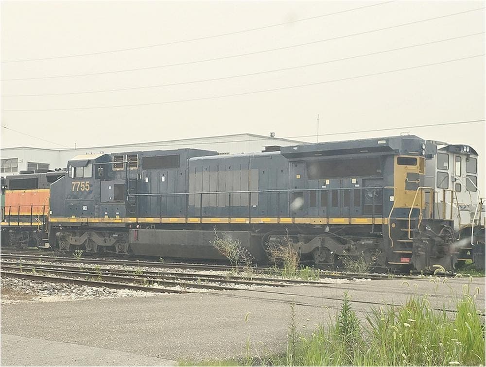Wide-cab diesel locomotive